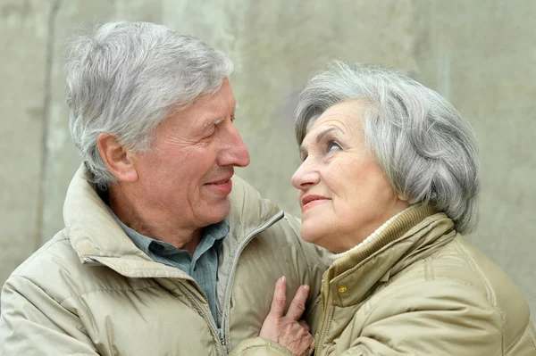 Senior couple relax in autumn park — Stock Photo, Image