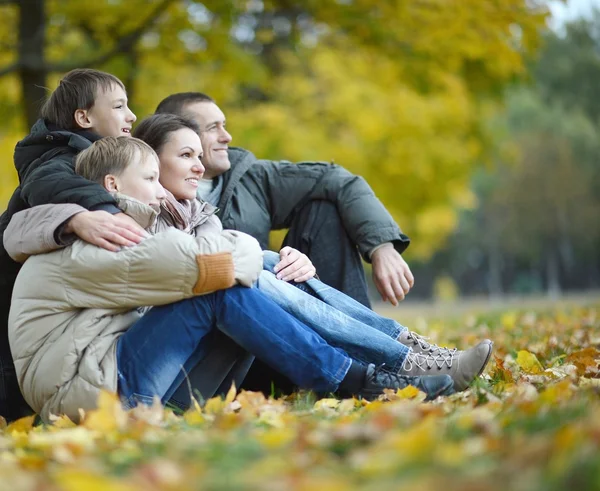 Family relaxing in autumn park — Stock Photo, Image