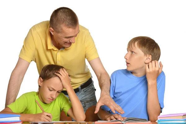 Pai ajudando crianças com lição de casa — Fotografia de Stock
