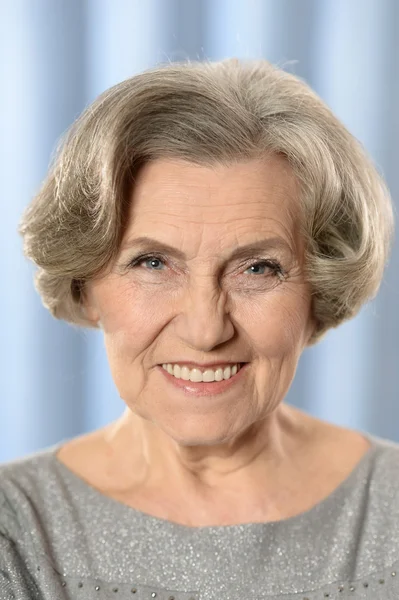 Vacker äldre kvinna hemma — Stockfoto
