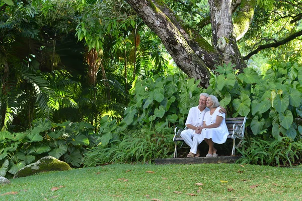 Couple âgé assis sur le banc — Photo