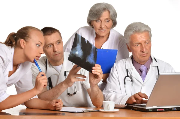 Gruppo di medici con laptop — Foto Stock