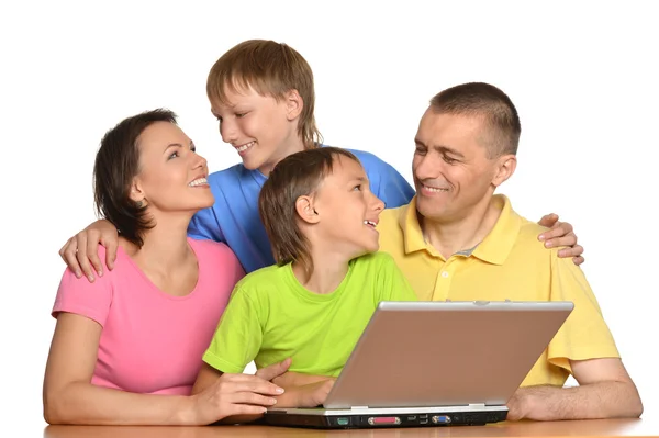 Familia feliz con portátil — Foto de Stock