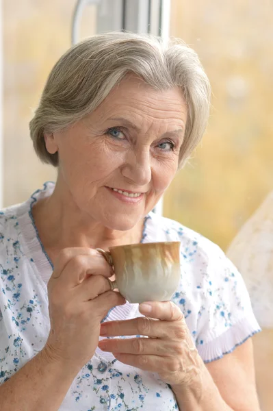 Starší žena s šálkem kávy — Stock fotografie