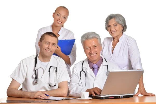 Grupo de médicos con portátil — Foto de Stock