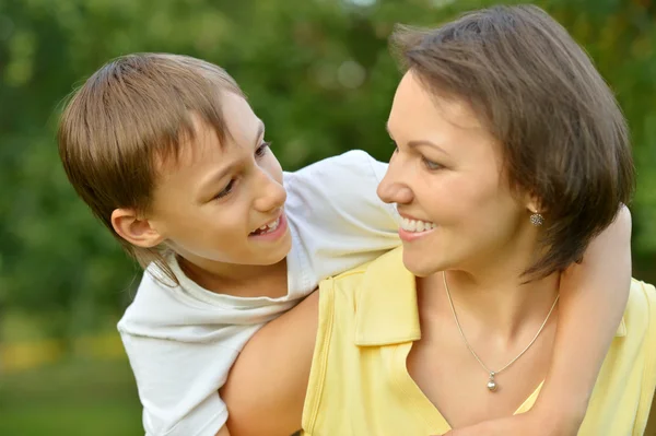 Mamma med son i park — Stockfoto