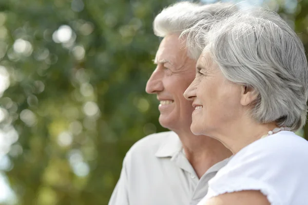 Pareja madura en el parque de verano — Foto de Stock