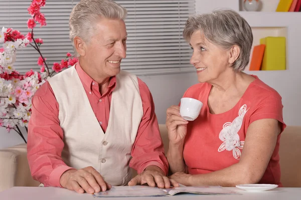 Porträtt av äldre par med te — Stockfoto