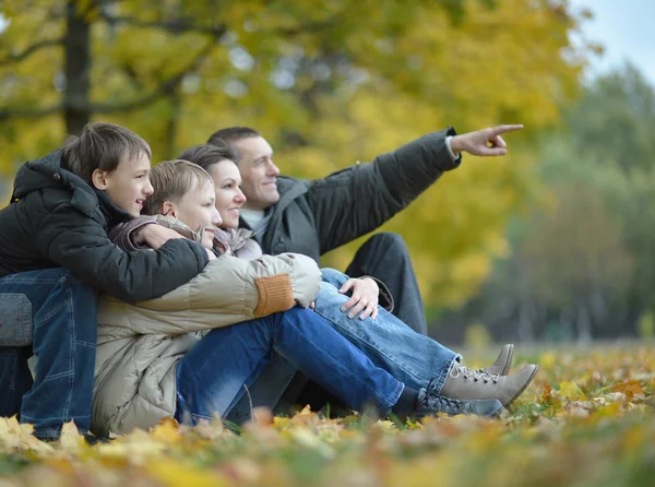 Rodina relaxační v podzimním parku — Stock fotografie