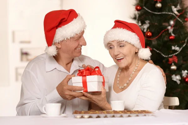 Amusing old couple at Christmas — Stock Photo, Image