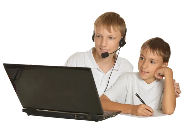 Два брата с ноутбуком — стоковое фото