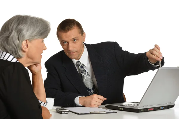 Geschäftsleute am Arbeitsplatz mit Laptop — Stockfoto