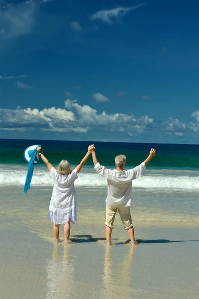 Bejaarde echtpaar op strand — Stockfoto