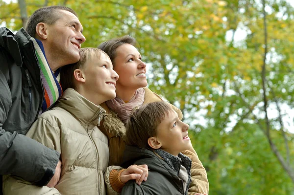 Relax in famiglia nel parco autunnale — Foto Stock