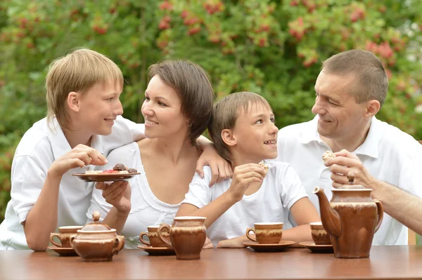 Famille buvant du thé dans le jardin — Photo