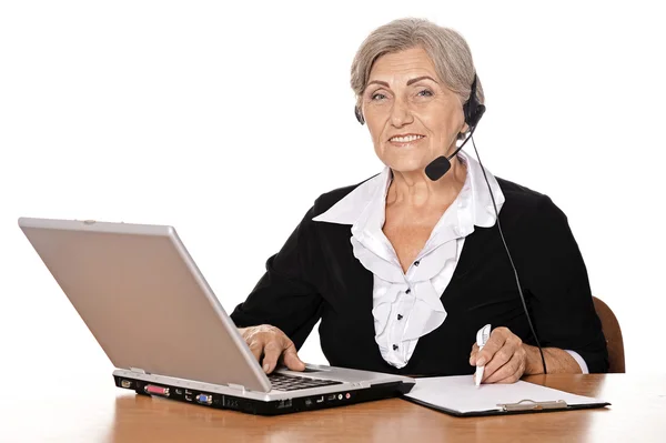 Mujer de negocios senior con portátil — Foto de Stock