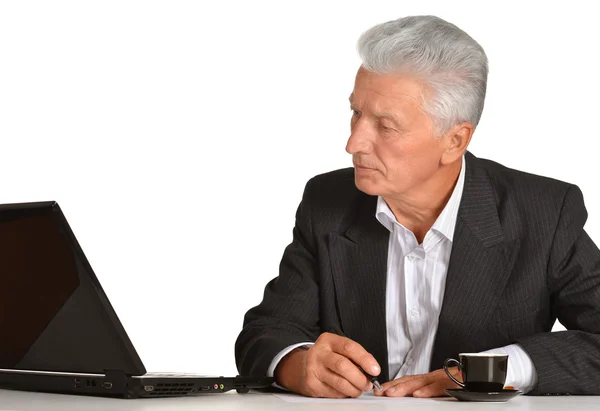 Зрілий бізнесмен працює з ноутбуком — стокове фото