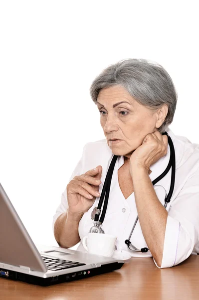 Dizüstü bilgisayar ile üst düzey kadın doktor — Stok fotoğraf