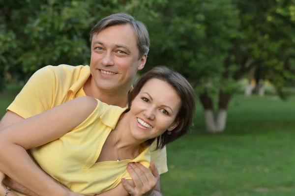 Couple relaxant dans le parc d'été — Photo