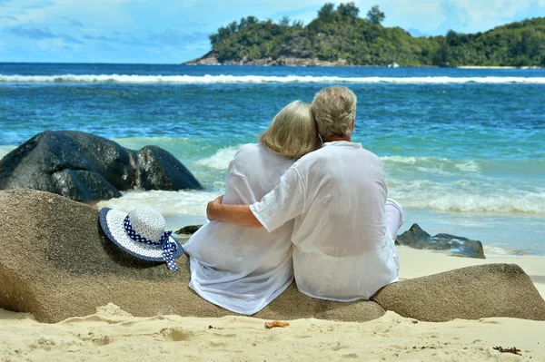 Ηλικιωμένο ζευγάρι που κάθεται στην ακτή — Φωτογραφία Αρχείου
