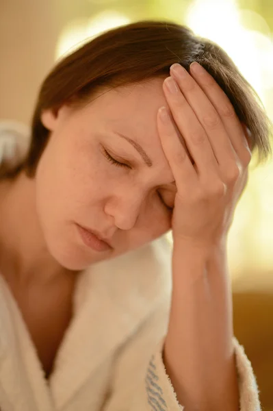 Baş ağrısı olan hasta bir kadın. — Stok fotoğraf