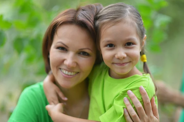 Flicka med mamma i sommar park — Stockfoto