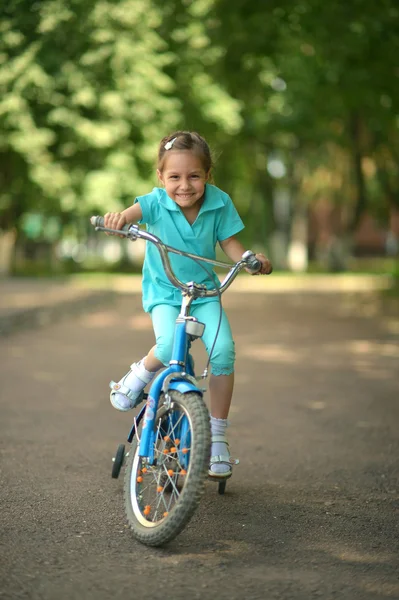 Petite fille avec vélo à l'extérieur — Photo