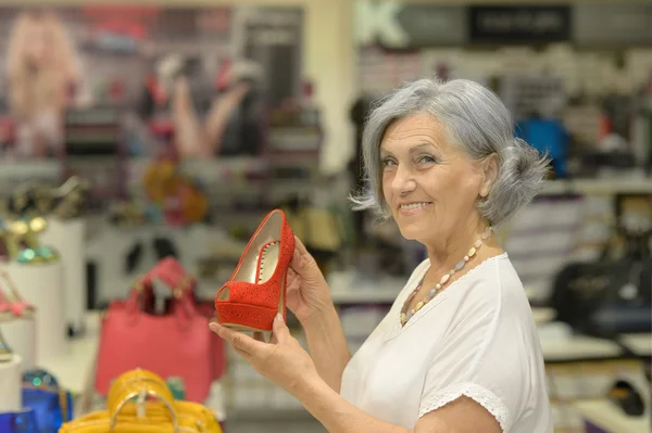 Mujer mayor en el centro comercial — Foto de Stock