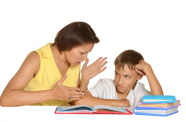 Moeder en zoon maken huiswerk — Stockfoto