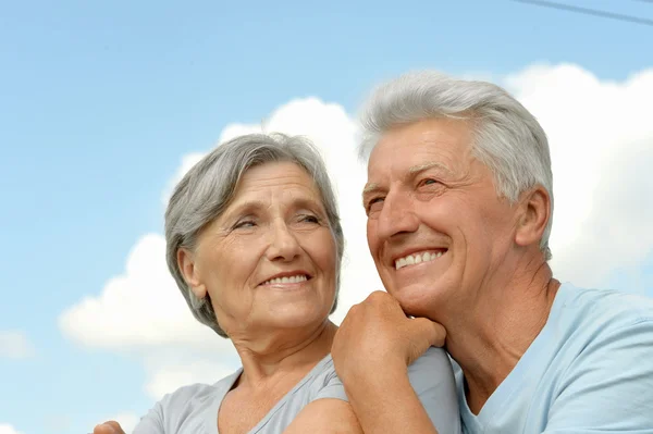 Seniorenpaar auf Himmelshintergrund — Stockfoto