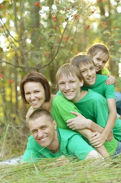 Familie rust in het zomerpark — Stockfoto