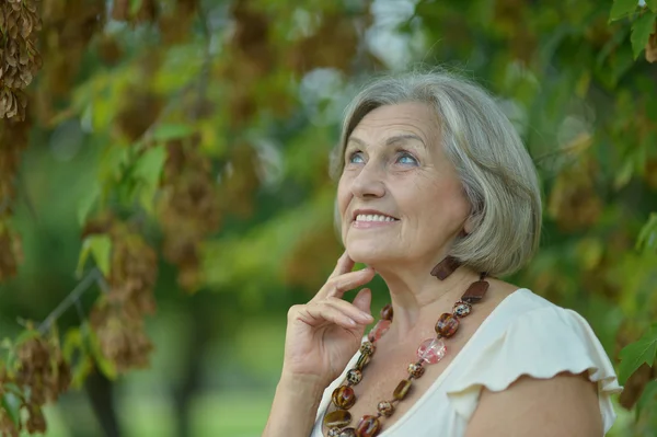 Seniorin im Sommerpark — Stockfoto