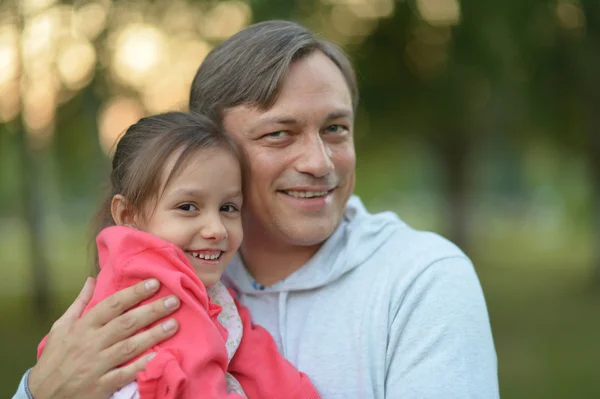 Vader en dochter in zomer park — Stockfoto