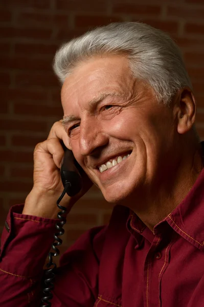 Starší muž s telefonem — Stock fotografie