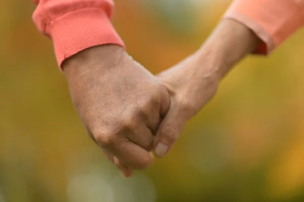Літня пара тримає руки — стокове фото