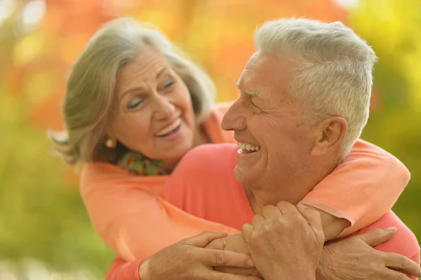 Pareja mayor en el parque de otoño — Foto de Stock