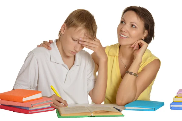 Moeder en zoon maken huiswerk — Stockfoto