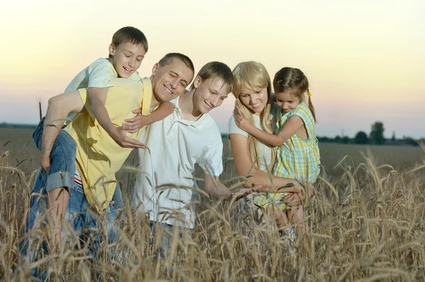 Familj med resten i fältet — Stockfoto