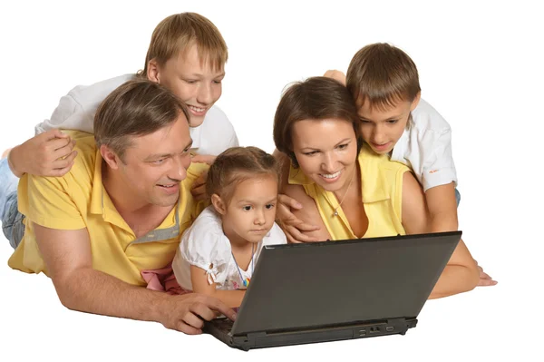 Família feliz com laptop — Fotografia de Stock