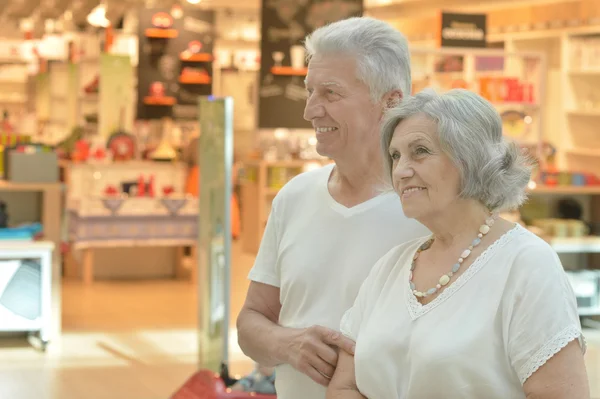 Casal sênior no centro comercial — Fotografia de Stock