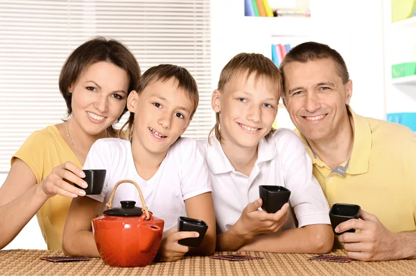 Rodzina picia herbaty w kuchni — Zdjęcie stockowe