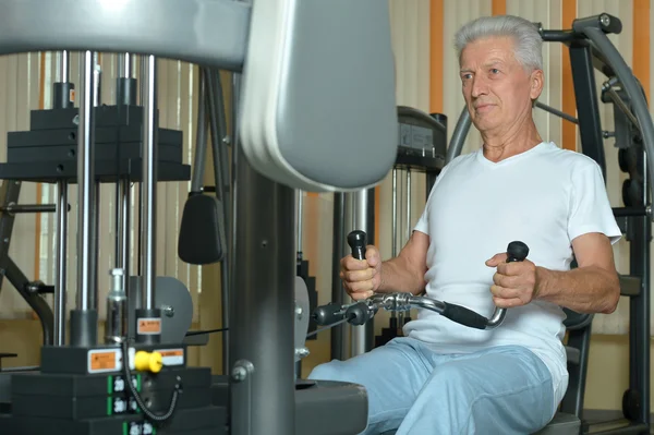 Homme âgé au gymnase — Photo