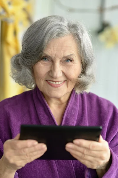 Stara kobieta z komputera typu tablet — Zdjęcie stockowe