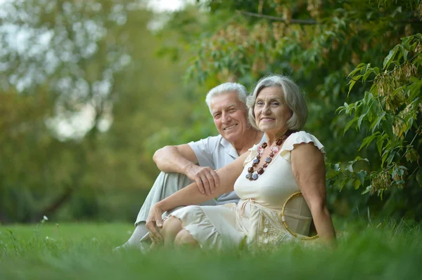 Couple mature assis dans le parc — Photo