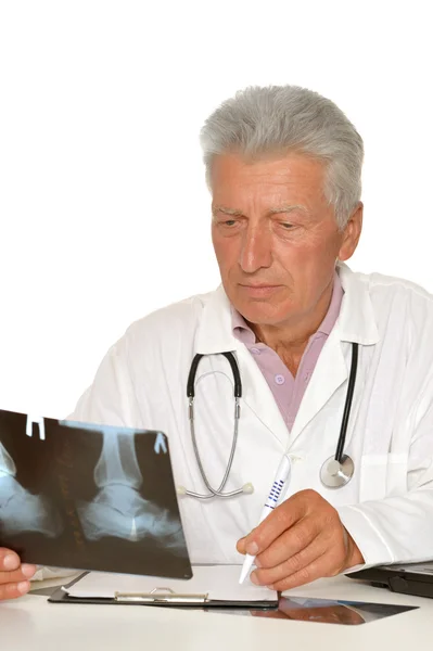 Oberarzt mit Röntgenbild — Stockfoto