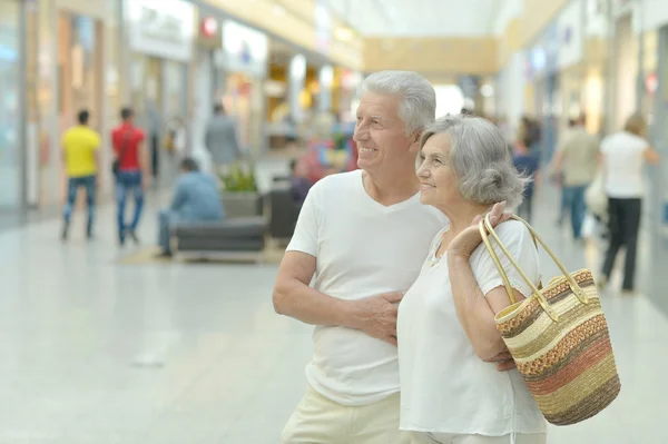 Casal sênior no centro comercial — Fotografia de Stock