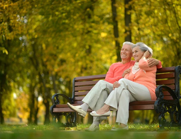Elderly couple resting at autumn park — Stock Photo, Image
