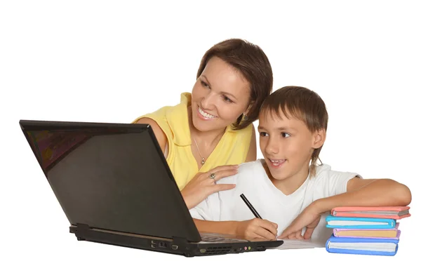 Mère et fils faisant leurs devoirs — Photo