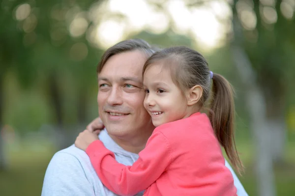 Ojciec z córką w parku lato — Zdjęcie stockowe
