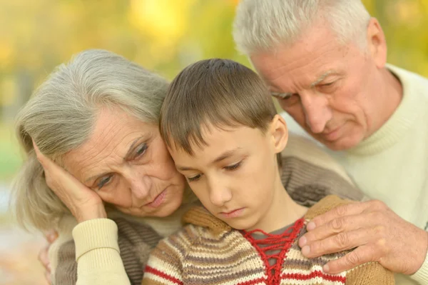 Tristes abuelos con chico en el parque — Foto de Stock